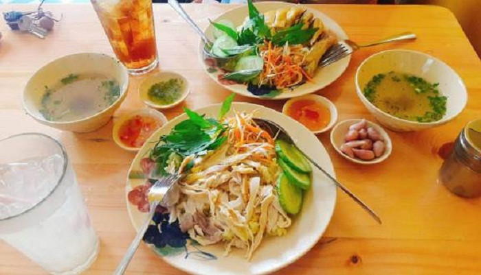 Cơm gà Phú Yên không nổi danh như cơm gà Tam Kỳ, Hội An nhưng hương vị đặc trưng của món cơm gà xứ Nẫu cũng không kém gì so với các món cơm gà trứ danh của dải đất miền Trung. Những hạt cơm vàng ruộm, gà luộc xé dai dai, ngọt đậm ăn kèm với dưa chuột thanh mát, hành tím ngâm chua, nước chấm dầm ớt khiến bất kỳ ai từng thưởng thức một lần đều nhớ mãi.