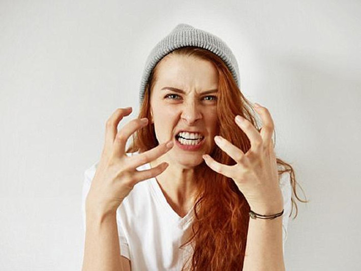 Thiếu máu cơ tim: Lượng máu chuyển đến não sẽ nhiều hơn bình thường khi bạn nổi nóng, khiến máu chuyển đến tim bị giảm xuống. Tình trạng thiếu máu cục bộ ở cơ tim sẽ ảnh hưởng tiêu cực đến sức khỏe của tim.