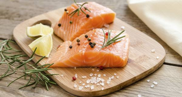 Axit béo omega-3: Thực phẩm giàu omega-3 như cá giúp giảm đau trong kỳ kinh nguyệt do các cơn co thành tử cung và bài tiết các chất viêm vào máu.
