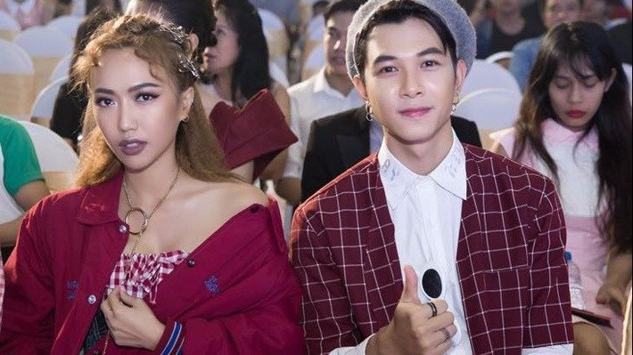 Cả hai cùng diện áo đỏ kẻ karo.