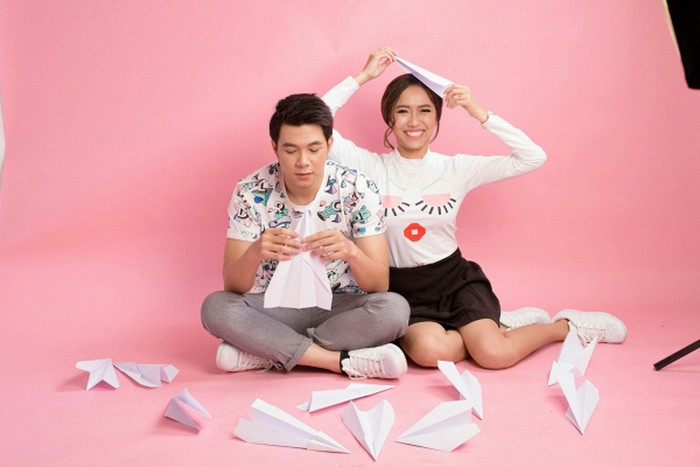 Anh Tú - Diệu Nhi cùng diện áo màu trắng đồng điệu.
