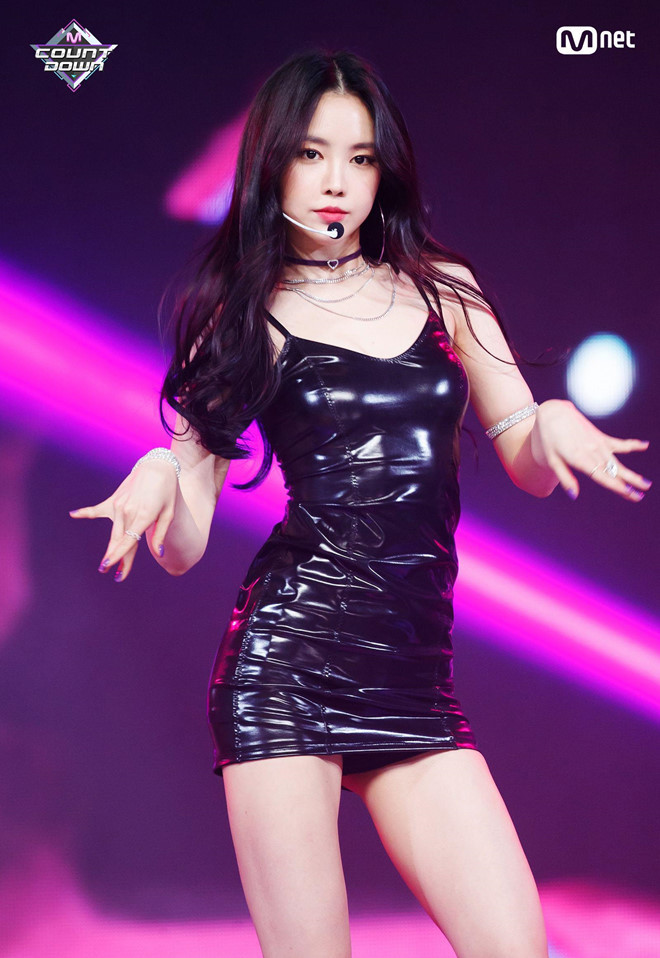 Đảm nhận vai trò là gương mặt đại diện của nhóm A Pink, Son Naeun sở hữu khuôn mặt xinh đẹp và thân hình cân đối. Không những thế, mỹ nhân sinh năm 1994 còn có phong cách thời trang gợi cảm, thời thượng và vô cùng nữ tính.