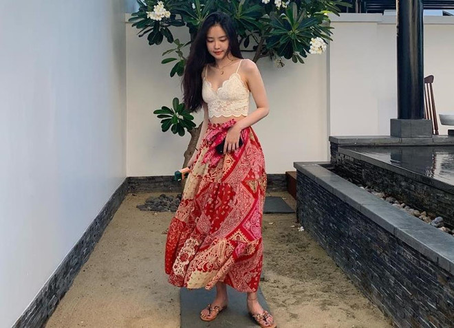 Nữ ca sĩ 25 tuổi mặc trang phục thoải mái, gợi cảm với áo bra ren hai dây.