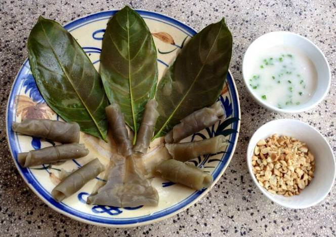 Bánh lá mít: Bánh lá mít có tên như vậy vì sau khi nhào bột, thợ bánh phết một lớp bột mỏng lên lá mít rồi đem đi hấp. Tùy vào hương liệu cho vào mà bánh sẽ mang màu sắc khác nhau. Khi dùng bánh, người ta tách bánh đã chín ra khỏi lá mít cho vào dĩa, sau đó rưới nước cốt dừa ngập bánh và rắc đậu phộng, dùng đũa hoặc nĩa thưởng thức từng miếng bánh một.