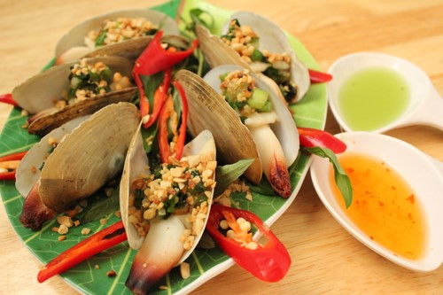 Tu hài có thể chế biến rất nhiều món khác nhau như: tu hài hấp, tu hài nướng hành mỡ, tu hài nướng, nộm tu hài, tu hài xào nấm… Nhưng tất cả các món ăn từ tu hài đều khiến bạn không thể kìm lòng được mà phải ăn lại khá nhiều lần.