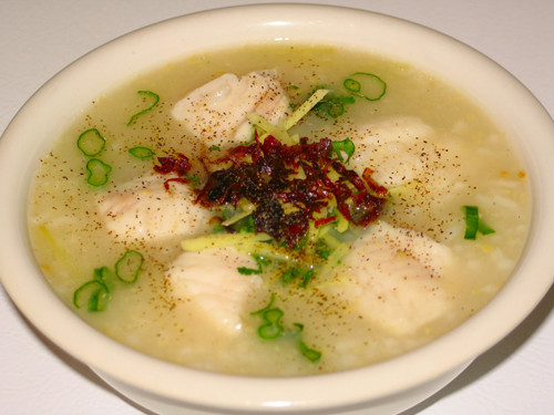 Cháo cá song: Dân Đồ Sơn thường nói, đến đây mà chưa thưởng thức cá song thì chưa biết các món hải sản ngon. Con cá song dài cỡ nửa cánh tay, nặng khoảng 1,5 - 2 kg là ngon. Thịt cá trắng, ngọt lại có thể nấu được rất nhiều món như cá song hấp xì dầu, cá song nấu lẩu, cháo, canh chua ăn ngon, lạ miệng. Ảnh: Internet.