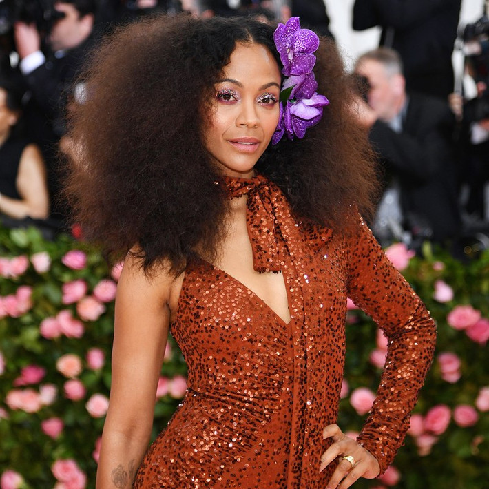 Zoe Saldana mang đến hình ảnh của một vũ công salsa, với hoa lan cài tóc và phấn mắt nhũ lấp lánh.