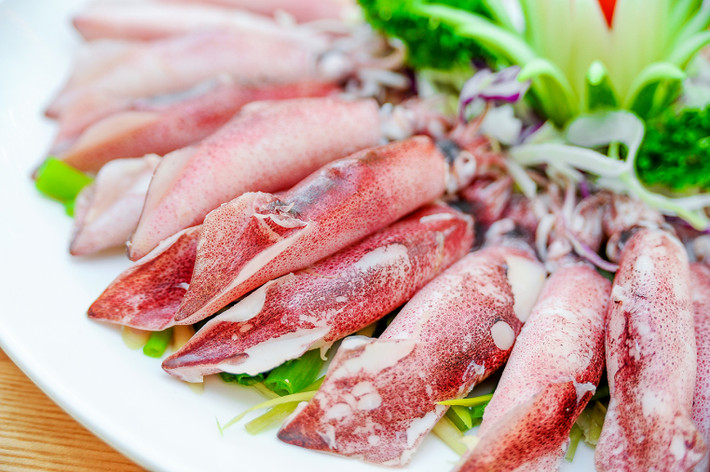 Mực Cát Bà: Thiên nhiên ưu đãi cho vùng biển Cát Hải – Cát Bà khá dồi dào nguồn hải sản, trong đó có mực tươi. Những món ăn chế biến từ mực khá đa dạng như luộc, hấp, nhúng, dấm, xào, chiên giòn. Ở dạng phơi khô lại có món mực khô xé tay chấm tương ớt ngọt ngọt cay cay hấp dẫn. Ảnh: Internet.
