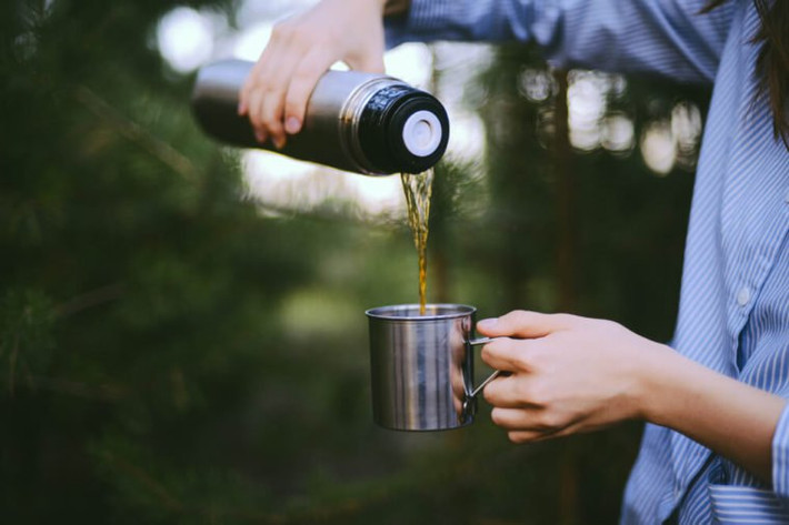 Cốc du lịch: Trừ khi trên chai, trên cốc có ghi rõ có thể sử dụng trong lò vi sóng, nếu không bạn không nên cho chúng vào lò. Thép không gỉ có thể ngăn cản nhiệt độ làm nóng những gì trong cốc và làm hỏng lò vi sóng. Trong khi đó, chai nước thường làm bằng nhựa và vật liệu này sẽ chảy.
