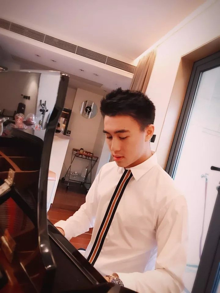 Mario diện áo sơ mi trắng đánh đàn piano cực kỳ lãng tử.
