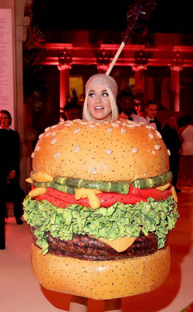Sau đó, nữ ca sỹ chuyển sang cosplay bánh hamburger với đủ thịt thà, xà lách và phô mai.