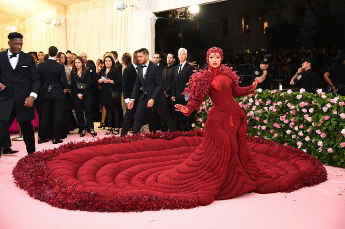 Nữ rapper Cardi B trong chiếc váy đỏ đồ sộ của Thom Browne.