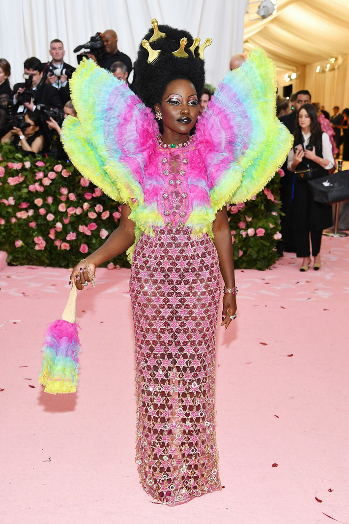 Nữ diễn viên Lupita Nyong'o chọn bộ cánh Versace choé loẹ.