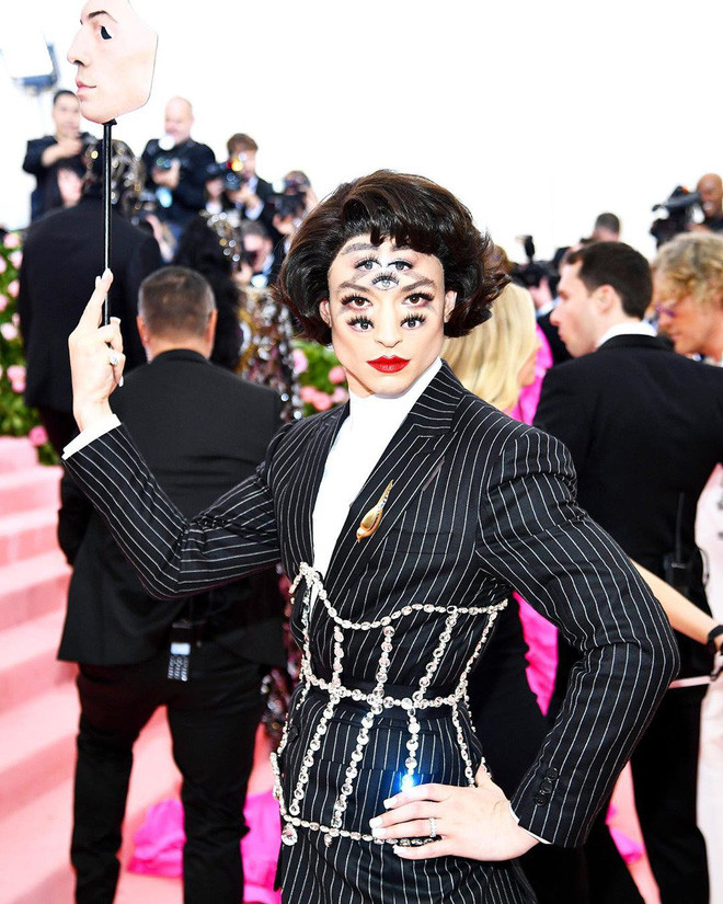 Nam diễn viên Ezra Miller gây loạn mắt với kiểu trang điểm "đa nhãn".