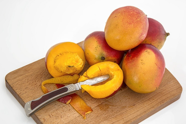 Tăng cường miễn dịch: Xoài rất giàu chất dinh dưỡng, bao gồm vitamin C, vitamin A, và không ít hơn 25 chất chống oxy hóa carotenoid khác nhau. Đó là một combo hỗ trợ sức khỏe của hệ miễn dịch. Những vitamin quan trọng này hoạt động cùng nhau để trung hòa các gốc tự do và ngăn ngừa tổn thương tế bào có thể khởi đầu các bệnh khác nhau.