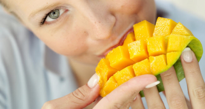 Tăng ham muốn “yêu”: Xoài chứa khá nhiều vitamin E, không chỉ hỗ trợ sức khỏe của da mà còn điều hòa các hoóc-môn sinh dục và làm tăng ham muốn “yêu”. Đối với nam giới, vitamin E cũng có thể giúp tăng số lượng tinh trùng và tăng cường khả năng bơi của tinh trùng.