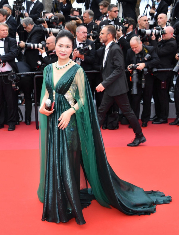 Thêm một quý bà “làm lố” trên thảm đỏ Cannes năm nay.