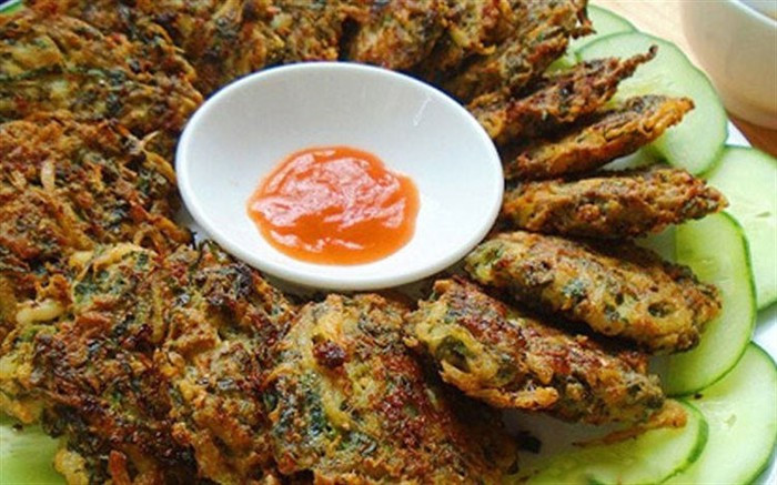 Trộn đều nguyên liệu. Sau đó đặt chảo lên bếp cho dầu vào đợi sôi thì thả từng chiếc chả cá ngần vào rán vàng đều 2 mặt. Rán như vậy đến khi hết nguyên liệu. Xếp chả cá ngần lên đĩa chấm kèm với tương ớt rất ngon. Ảnh: Cooky.vn.