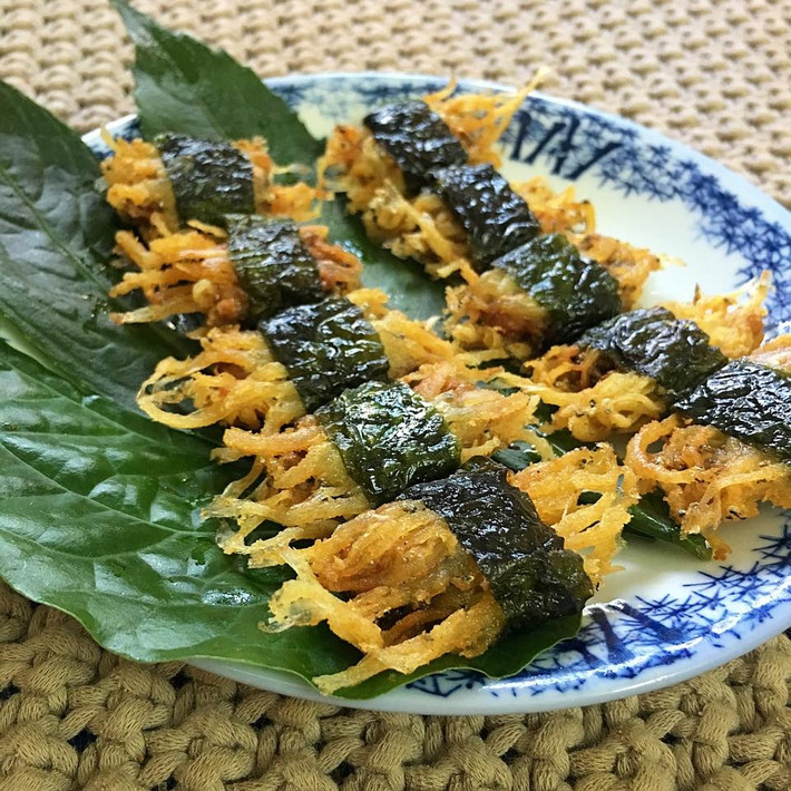4. Cá ngần cuốn lá lốt: Thịt cá ngần béo ngậy và thơm ngọt, ai đã ăn một lần thì nhớ mãi. Chả cá ngần khi ăn với cơm cũng ngon mà làm món nhậu nhâm nhi cũng thật tuyệt. Ảnh: Đời sống & Pháp lý.