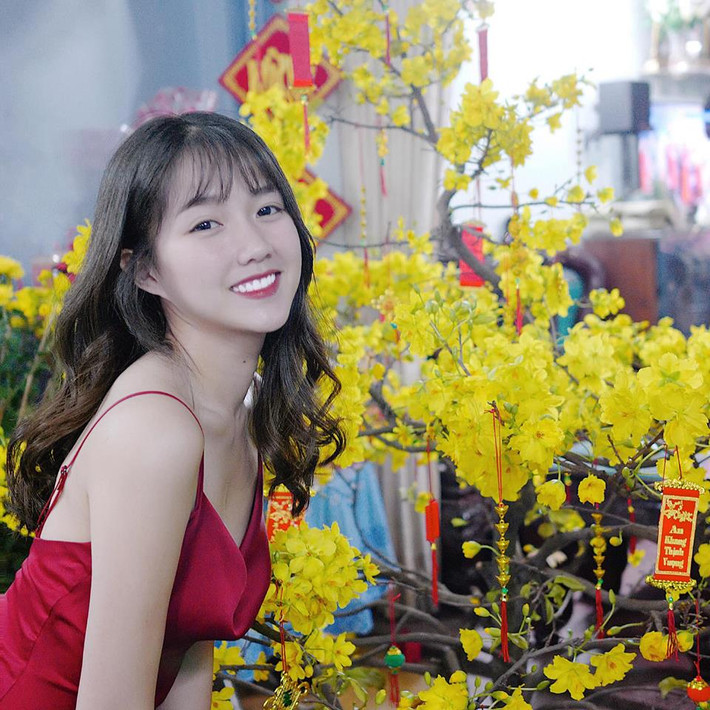 Trinh Xíu tự tin khoe vai trần trong chiếc váy hai dây màu đỏ sexy.
