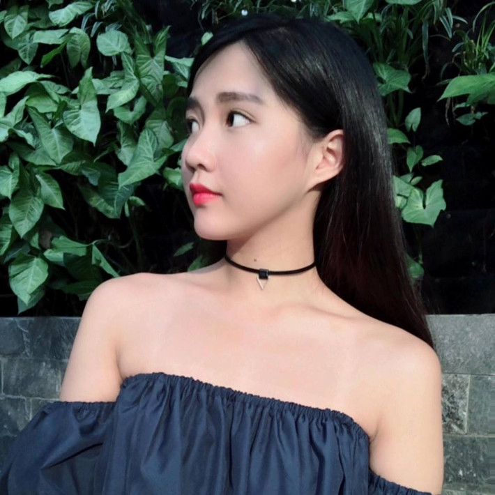 Cô nàng khá bạo dạn khoe vai trần trong những kiểu áo váy trễ nãi.
