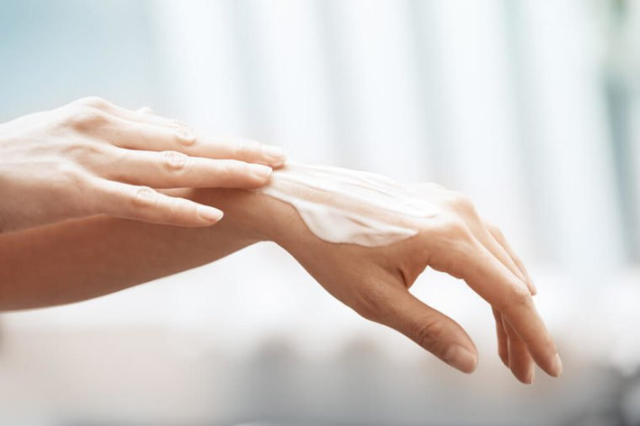 Lỗ chân lông lớn: Nếu bạn đã làm sạch da đúng cách, nhưng lỗ chân lông vẫn ngày một to lên thì 80% là dấu hiệu lão hóa đang kéo đến. Theo thời gian, nội tiết trên cơ thể suy giảm, quá trình sản sinh protein quan trọng và các bó sợi chậm lại, khiến da bị chùng nhão và các lỗ chân lông cũng vì thế mà to dần.