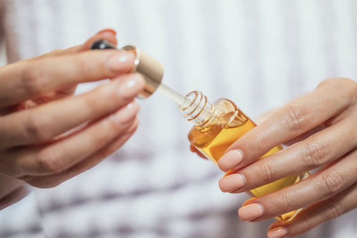 Đôi môi của bạn đang mỏng dần: Collagen cũng ảnh hưởng đến sự đầy đặn của đôi môi và khi bạn mất nó, đôi môi có thể bị mỏng đi. Để ngừa môi lão hóa sớm, bạn hãy chăm chỉ dưỡng môi. Ảnh: Shutterstock.