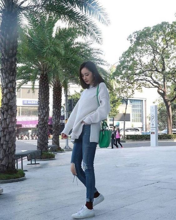 Ở đời thường, Dương Mịch chọn phong cách đơn giản nhẹ nhàng hơn nhưng vẫn giữ được độ cá tính sành điệu bởi thân hình chuẩn và thần thái cuốn hút. Ảnh: Internet.