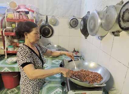 Nhân hạt bàng mới tách ra có màu nâu giống như màu gỗ. Sẽ có hai cách để chế biến thành mứt là rang muối hoặc ngào đường gừng.