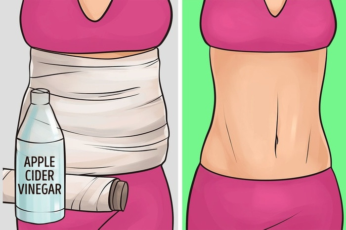 Giảm mỡ bằng giấm táo: Giấm táo giàu vitamin và khoáng chất, có khả năng tăng cường lưu thông máu, cải thiện độ đàn hồi cho da và đốt cháy mỡ thừa. Cách làm: Pha loãng giấm táo, thoa đều lên da và massage nhẹ nhàng. Quấn màng bọc nilon vài giờ đồng hồ hoặc qua đêm. Đối với làn da nhạy cảm, không nên áp dụng cách này.
