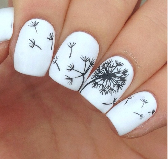 Nail trắng hoa đen vừa sang chảnh vừa bắt mắt.