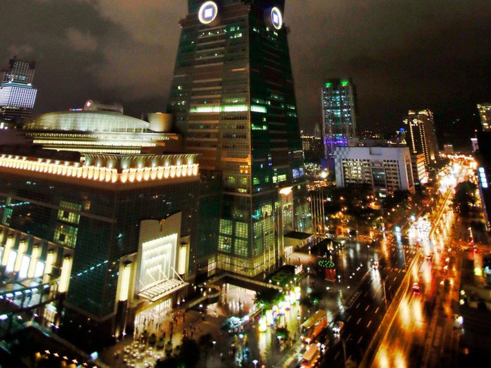 Quận Tín Nghĩa là trung tâm tài chính của thành phố, là khu vực gồm những tòa nhà chọc trời, chung cư cao cấp, nhà hàng và nơi mua sắm sang trọng. Đây cũng là nơi tọa lạc của tòa Đài Bắc 101, cao nhất Đài Loan và đứng thứ 9 trên thế giới với độ cao 1.667 feet (508 m). Ảnh: AP Photo/Wally Santana.