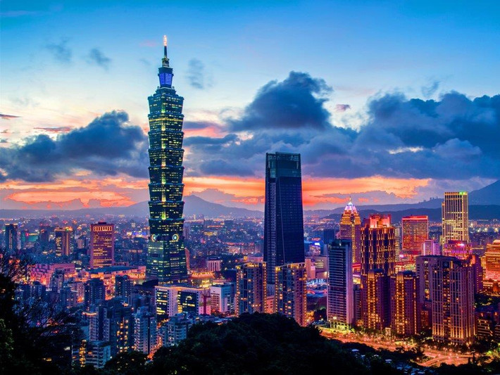 Thành phố Đài Bắc (Đài Loan) xếp thứ 9 toàn cầu về số lượng người siêu giàu đang sinh sống, theo báo cáo của Knight Wealth năm 2019. Tuy nhiên người giàu ở Đài Bắc không thích khoa trương. Tờ Bloomberg gọi nơi đây là "thành phố giàu có tàng hình của châu Á". Giới nhà giàu có xu hướng đầu tư vào bất động sản, trung bình mỗi người sở hữu từ 5 căn nhà trở lên. Ảnh: Getty Images.