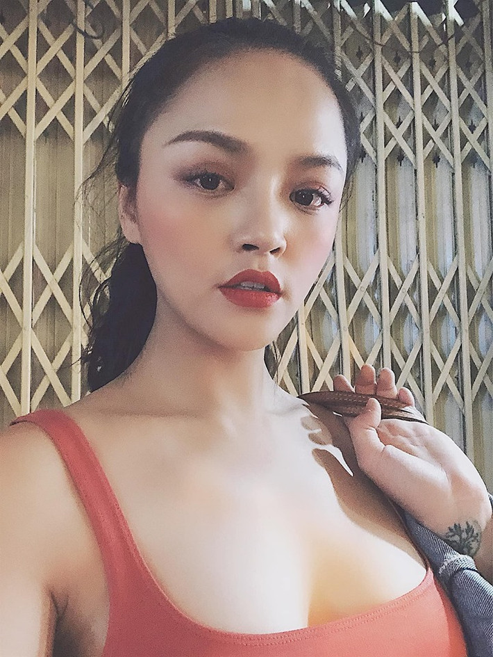 Trong khi Huệ trong phim có phong cách kín đáo, nữ tính thì Thu Quỳnh Ngoài đời lại chọn cách ăn mặc cực sexy.