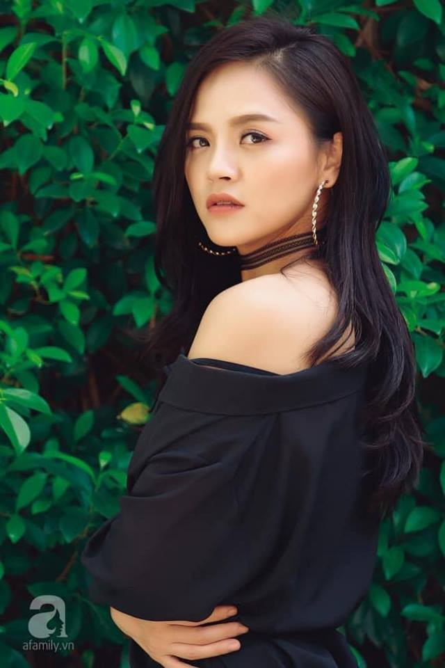 Thu Quỳnh khá chuộng các trang phục hở vai gợi cảm.