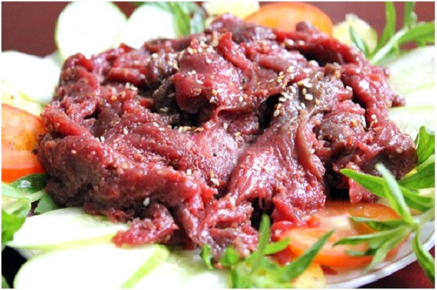 Nai nhúng giấm cũng là một món đặc sản Buôn Ma Thuột mà du khách nhất định phải thử. Thịt nai thái lát mỏng như thịt bò, nhúng vào nồi nước dùng pha giấm sôi sục, ăn kèm với nhiều loại rau và chuối xanh thái lát mang lại hương vị ngon khó cưỡng.