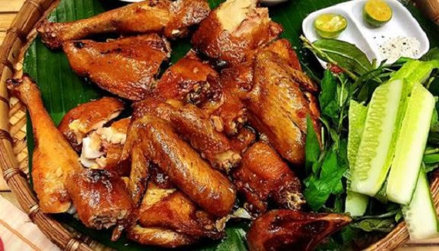 Gà nướng Bản Đôn là giống gà thả vườn, ăn thức ăn tự nhiên như cỏ non, côn trùng và lúa rẫy. Gà lớn tới chừng hơn 1 kí một con thì mới được chọn đem nướng. Ăn thịt gà với muối ớt rừng xanh là lựa chọn đúng đắn nhất.