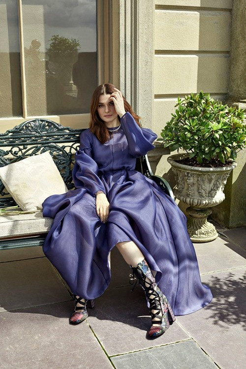 Về việc dưỡng da, Rachel Weisz không quá cầu kỳ nhưng áp dụng những bước dưỡng cơ bản nhất để hạn chế lão hóa. Mỗi sáng, nữ diễn viên thường dùng kem dưỡng ẩm có SPF 15 rồi sau đó mới trang điểm.