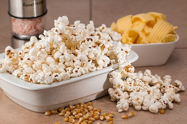 Bỏng ngô là món ăn không thể thiếu khi đi xem phim. Tuy nhiên, những chiếc mày bỏng ngô thường có khuynh hướng bị kẹt giữa kẽ răng. Điều này không hề tốt khi bạn đang niềng răng.