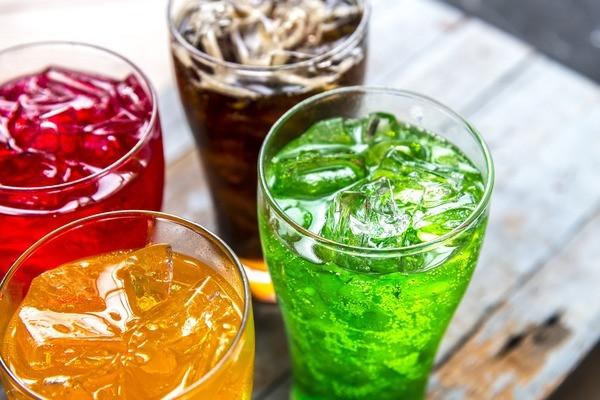 Uống nước ngọt có ga mỗi ngày khi đang niềng răng có thể khiến răng lợi của bạn bị tổn hại. Thay vì nước có ga, bạn có thể uống nước dừa.
