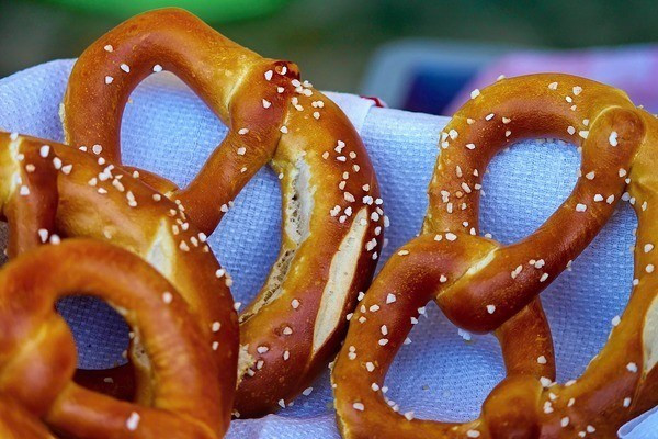 Bánh quy là một món ăn vặt vui miệng nhưng nó lại có thể làm hỏng niềng răng của bạn. Nếu vẫn muốn ăn thì bạn hãy chọn loại bánh ngọt mềm.