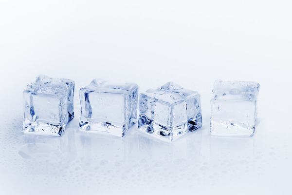 Nhai đá là một trong những thủ phạm lớn nhất khiến răng sứt mẻ hoặc nó có thể làm hỏng niềng răng.