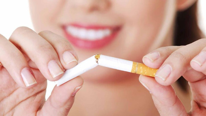 Bỏ thuốc lá: Nếu muốn thoát khỏi tình trạng cholesterol xấu quá cao thì nên bỏ thuốc lá ngay lập tức. Thói quen "nói không" với thuốc lá sẽ cải thiện cholesterol HDL, ổn định huyết áp, giảm nguy cơ đau tim và đột quỵ.
