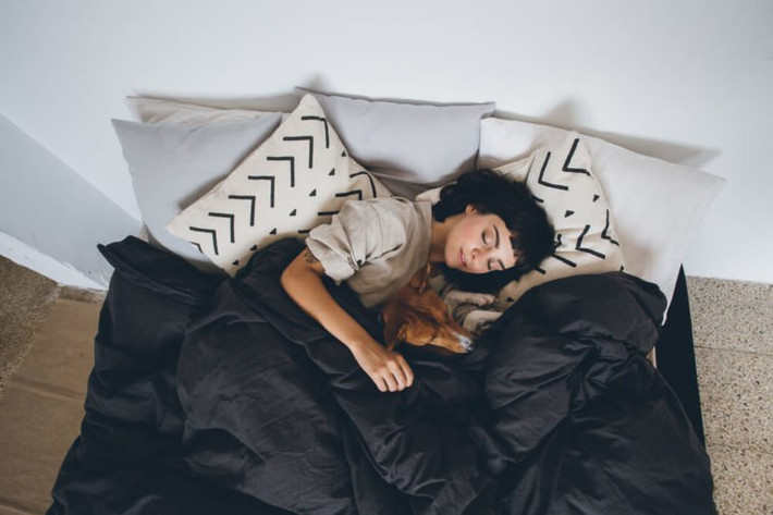 Ngủ đủ: Bác sĩ tim mạch khuyên bạn nên cố gắng ngủ ít nhất sáu giờ mỗi đêm. Vì thiếu ngủ là nguyên nhân phổ biến gây ra bệnh tim và đột quỵ, nếu bạn khó ngủ, hãy nói chuyện với bác sĩ về cách giúp khắc phục điều đó.