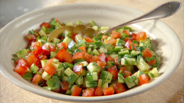 Món ăn Israel đơn giản này là salad từ cà chua, dưa leo, nước cốt chanh và dầu oliu. Thế nhưng đã ai từng đến Israel đều không thể quên được vị tươi mát tuyệt vời của món ăn này.