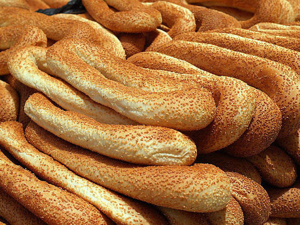 Jerusalem bagels: Loại bánh mì vòng hình bầu dục được làm từ bột mì và hạt mè cũng là một loại bánh khác đặc trưng của Israel. Bạn có thể nhúng bánh này vào kem phô mai hay chấm dầu ô liu và za'atar - một loại nước chấm làm từ thảo mộc, mè và muối.