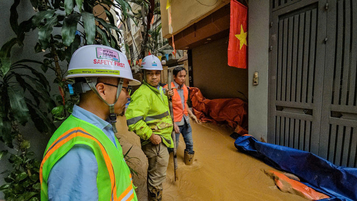 Ban Quản lý Đường sắt đô thị Hà Nội (MRB) cho biết, vào 16h ngày 20/2, trong quá trình đào TBM1, đã xảy ra hiện tượng phụ gia đào hầm phun lên mặt đất tại khu vực ngõ 7 Giang Văn Minh, Kim Mã. Sau khi kiểm tra, Chủ đầu tư - MRB cùng tư vấn và nhà thầu kiểm tra hiện trường, ban đầu xác định nguyên nhân có thể do dưới lòng đất còn tồn tại giếng nước hoặc cống thoát nước cũ đã tạo thành đường đi cho phụ gia khoan hầm trào lên mặt đất (các giếng nước và cống cũ này không còn được sử dụng).