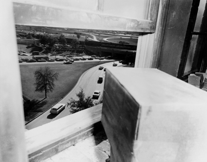 Ngày nay, tầng 6 tại thư viện Texas School Book Depository ở Dallas (trong ảnh) - nơi Lee Harvey Oswald thực hiện vụ ám sát ông Kennedy - trở thành một bảo tàng về sự kiện gây chấn động nước Mỹ.
