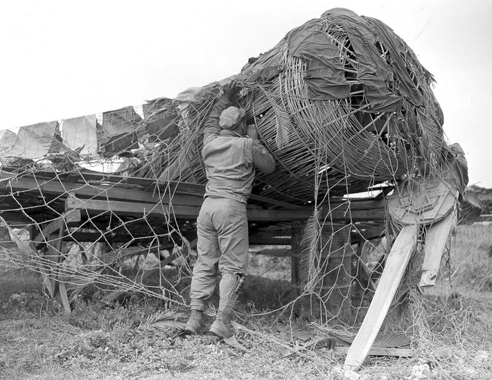 Quân đội Mỹ kiểm tra một máy bay dỏm của Nhật Bản ở Okinawa ngày 16/6/1945.