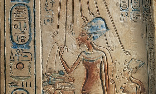 Cụ thể, có giả thuyết cho rằng, sau khi chồng qua đời, bà lấy hiệu là Pharaoh Smenkhkare và cai trị Ai Cập.